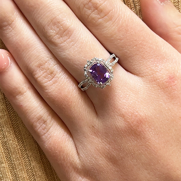 14K White Gold Oval Amethyst and 0.22 Carat Total Weight Diamond Ring