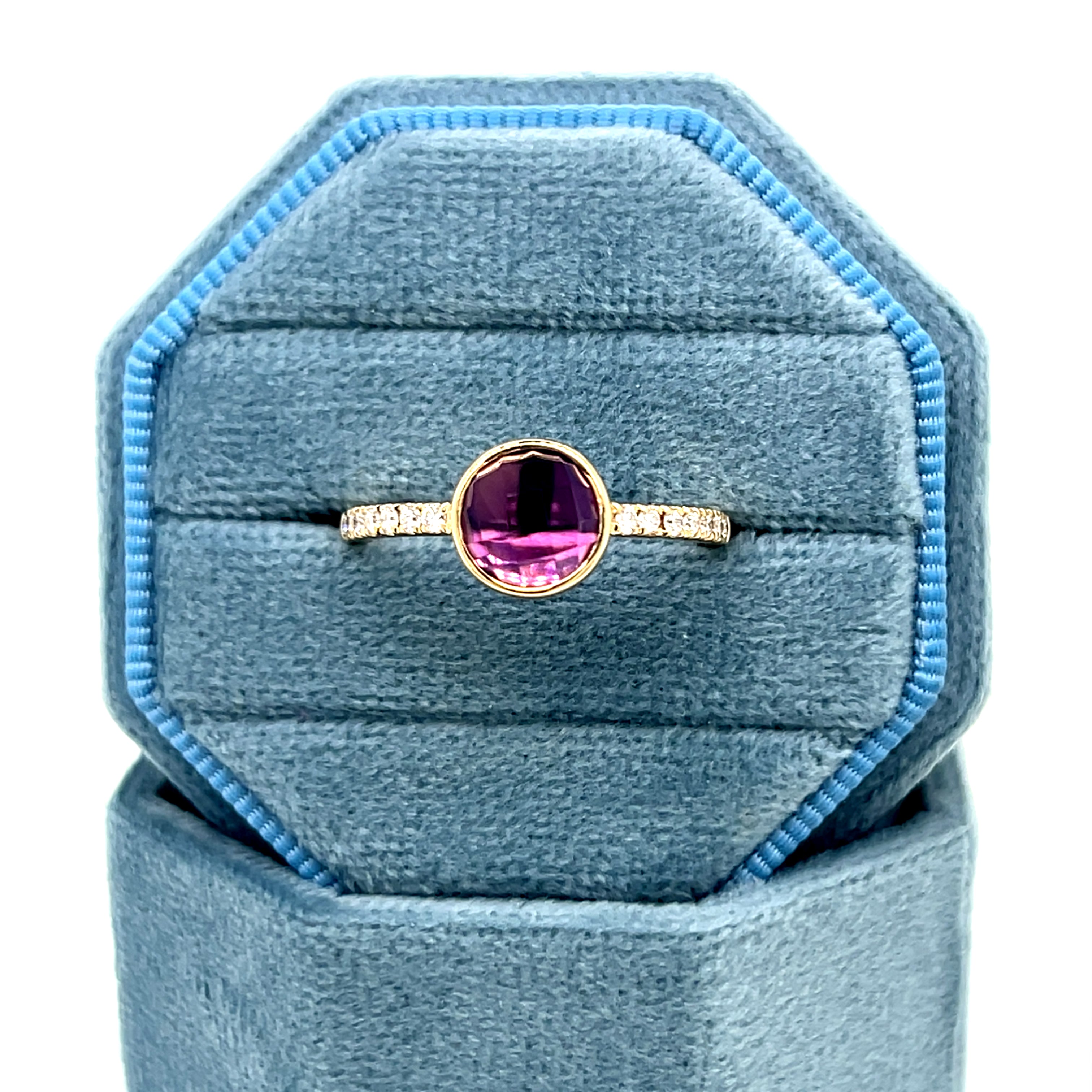 14K Yellow Gold 1.60CT (1) Amethyst & 0.14 (14) Round Diamond Ring