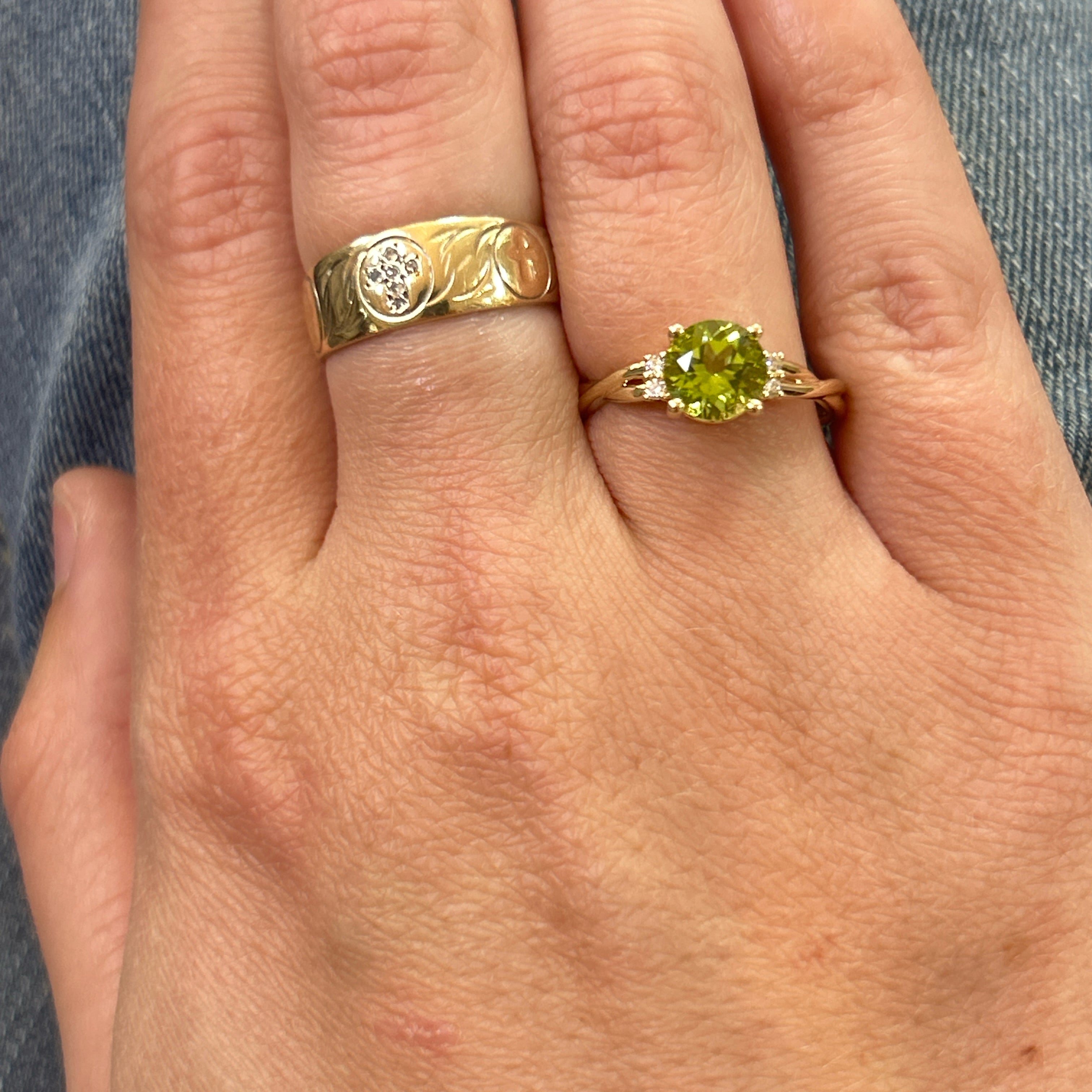 14K Yellow Gold 1.35CT (1) Peridot & 0.06 Carat Total Weight (4) Round Diamond Ring