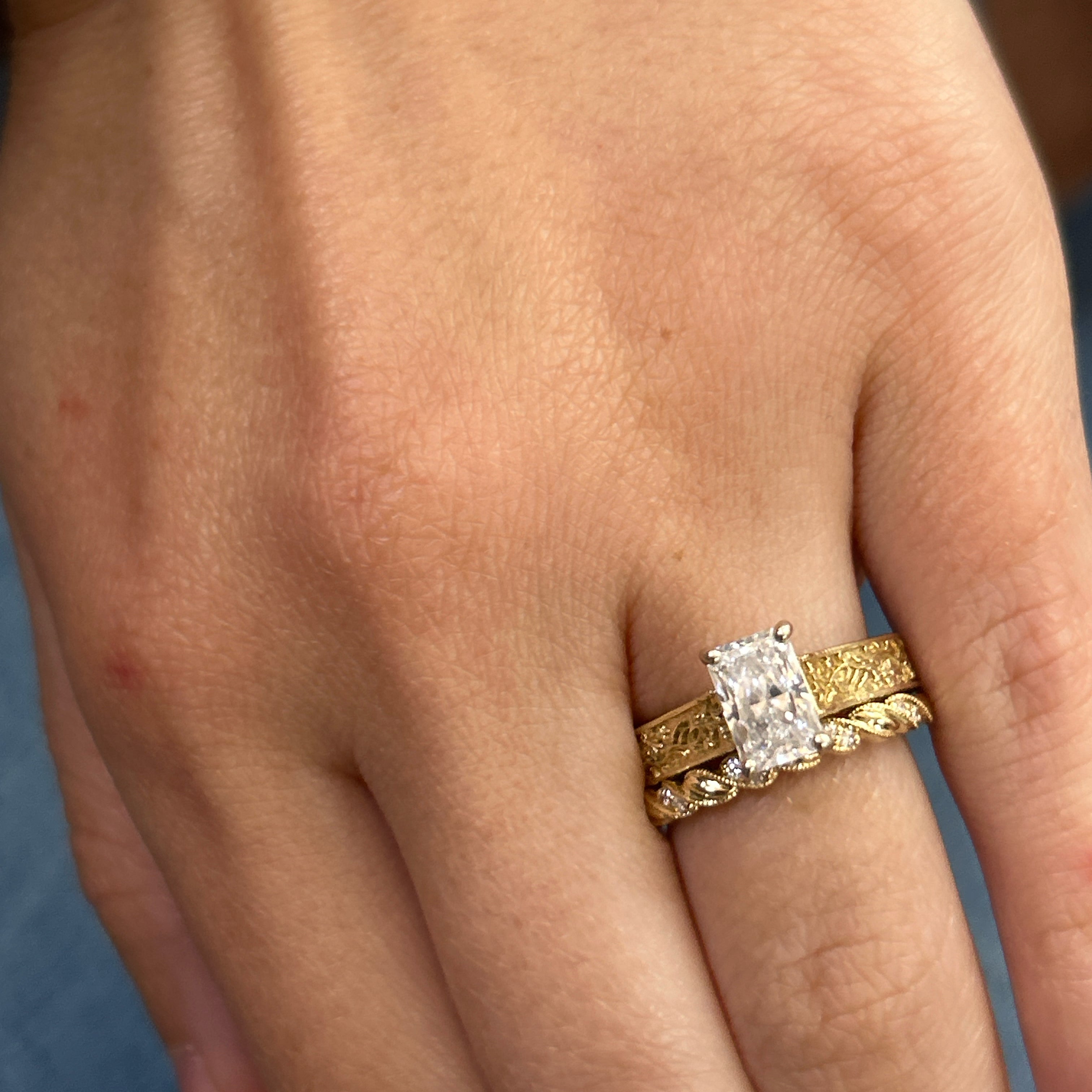 14K Yellow Gold 0.07 (10) Round Diamond Twisted Band Ring