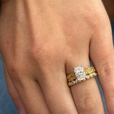14K Yellow Gold 0.07 (10) Round Diamond Twisted Band Ring