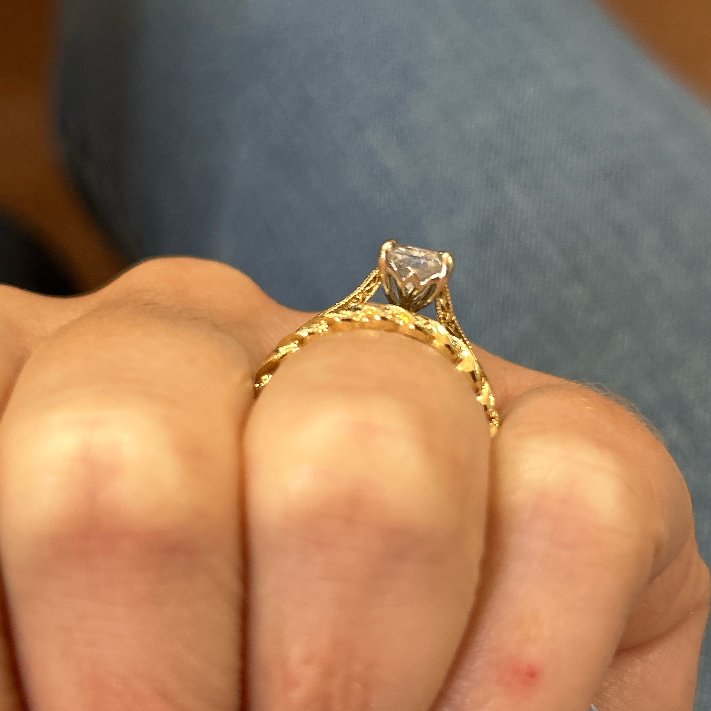 14K Yellow Gold 0.07 (10) Round Diamond Twisted Band Ring