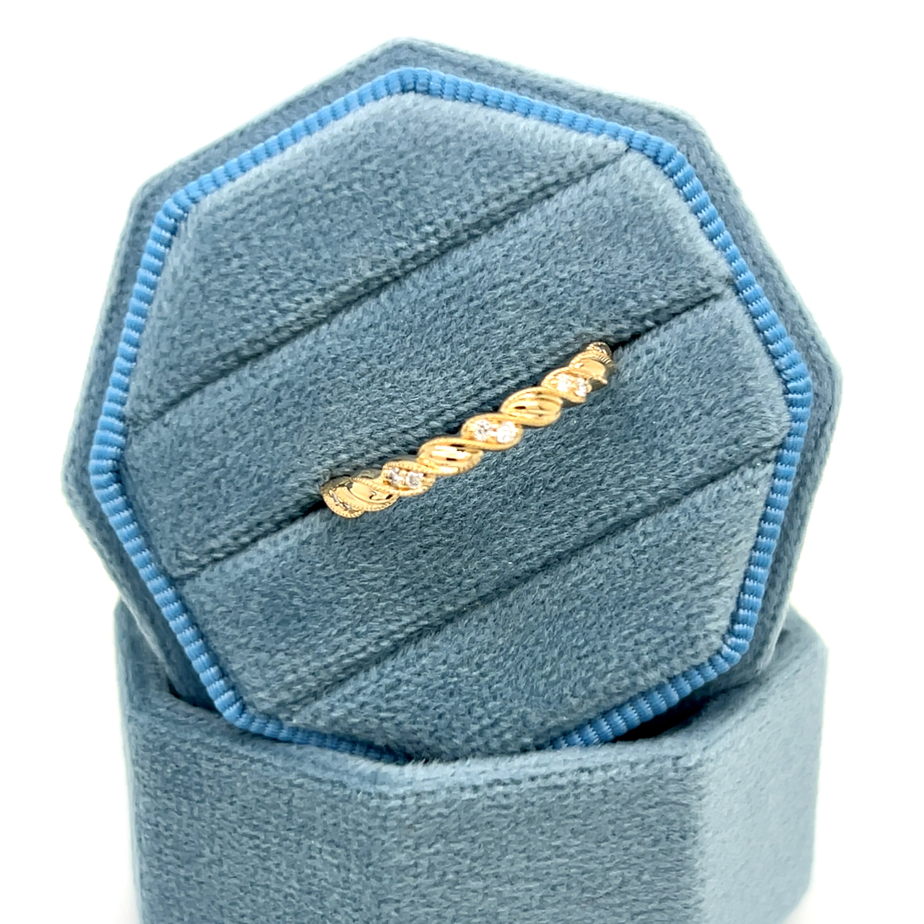 14K Yellow Gold 0.07 (10) Round Diamond Twisted Band Ring