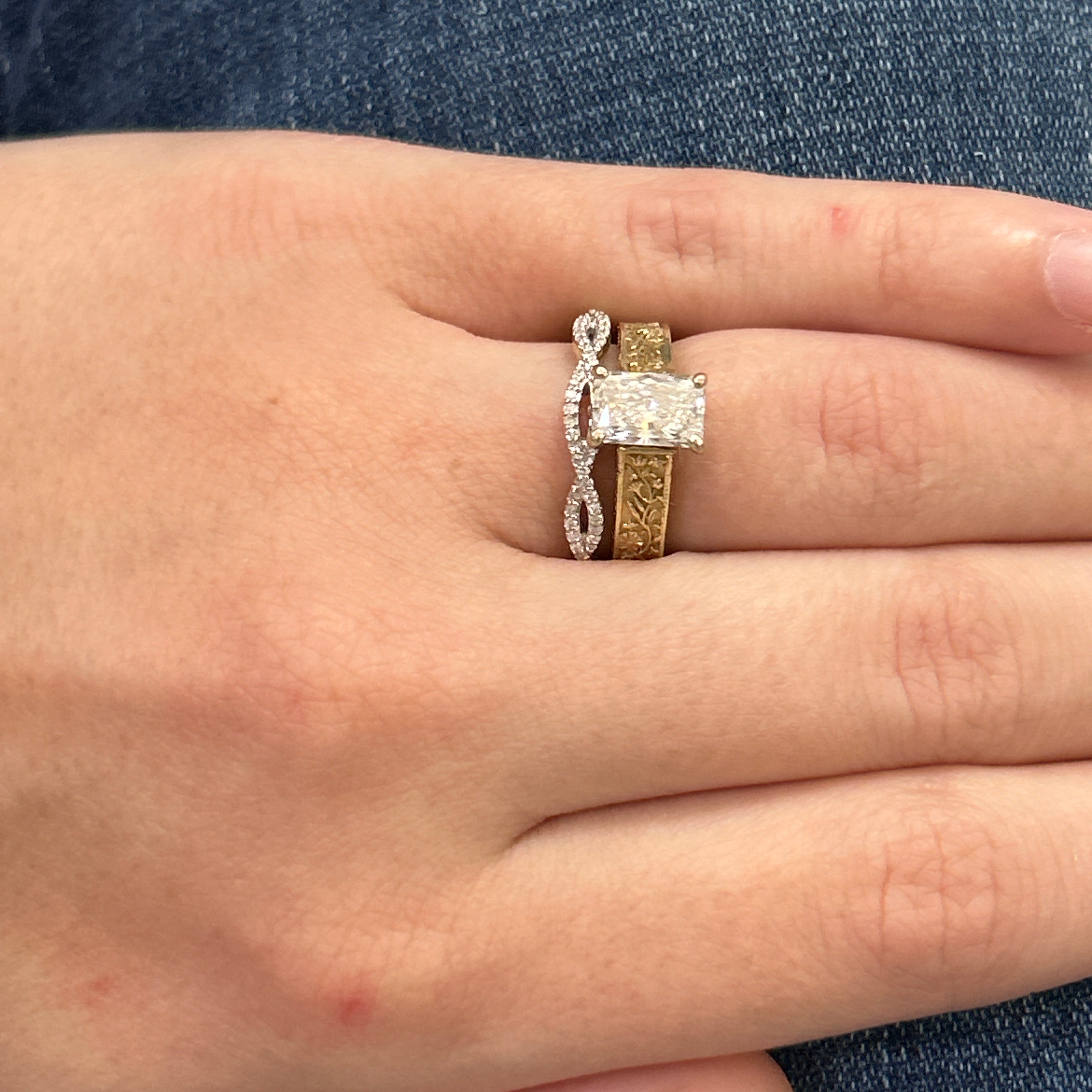 10K Yellow Gold 0.12 Carat Total Weight Twisted Diamond Band