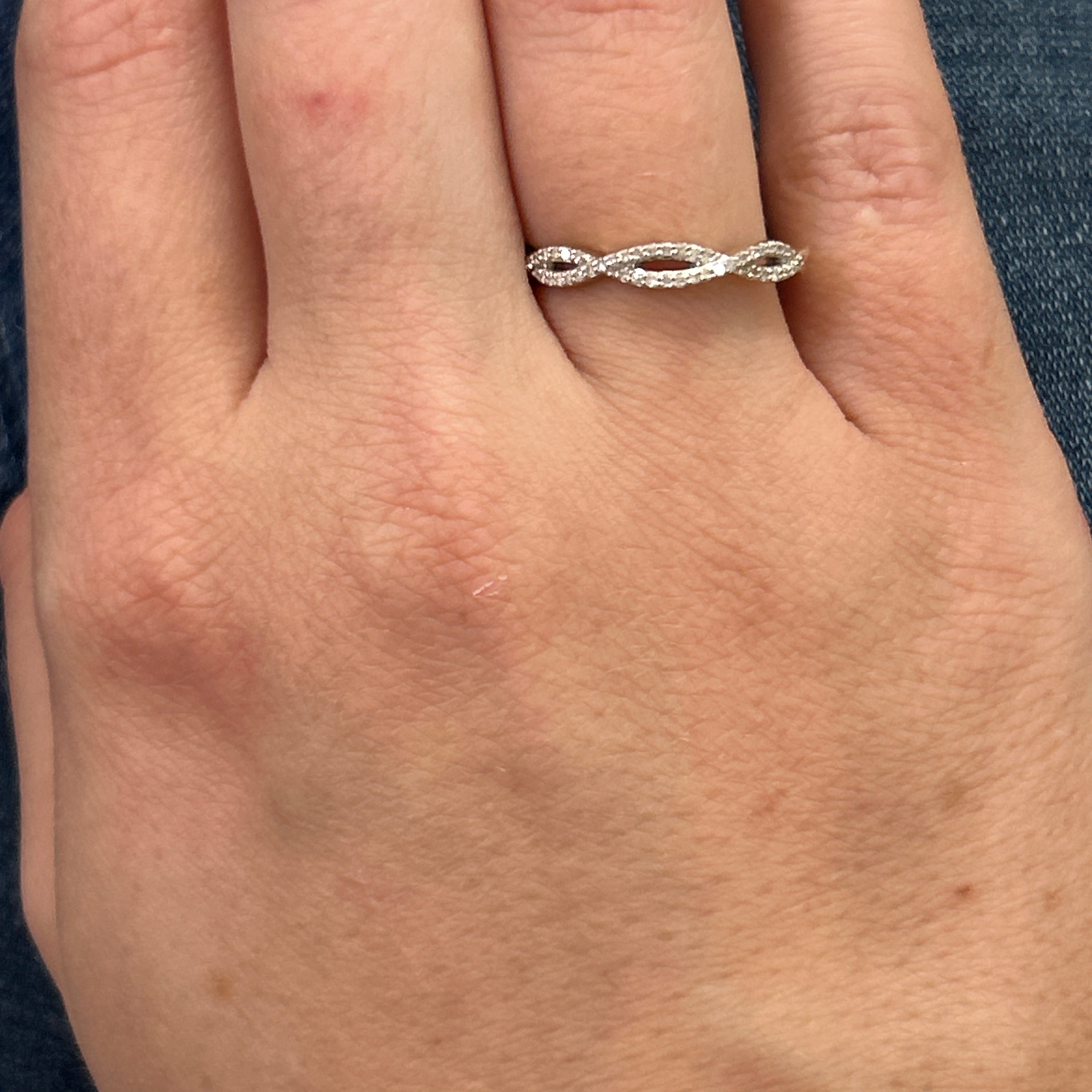 10K Yellow Gold 0.12 Carat Total Weight Twisted Diamond Band