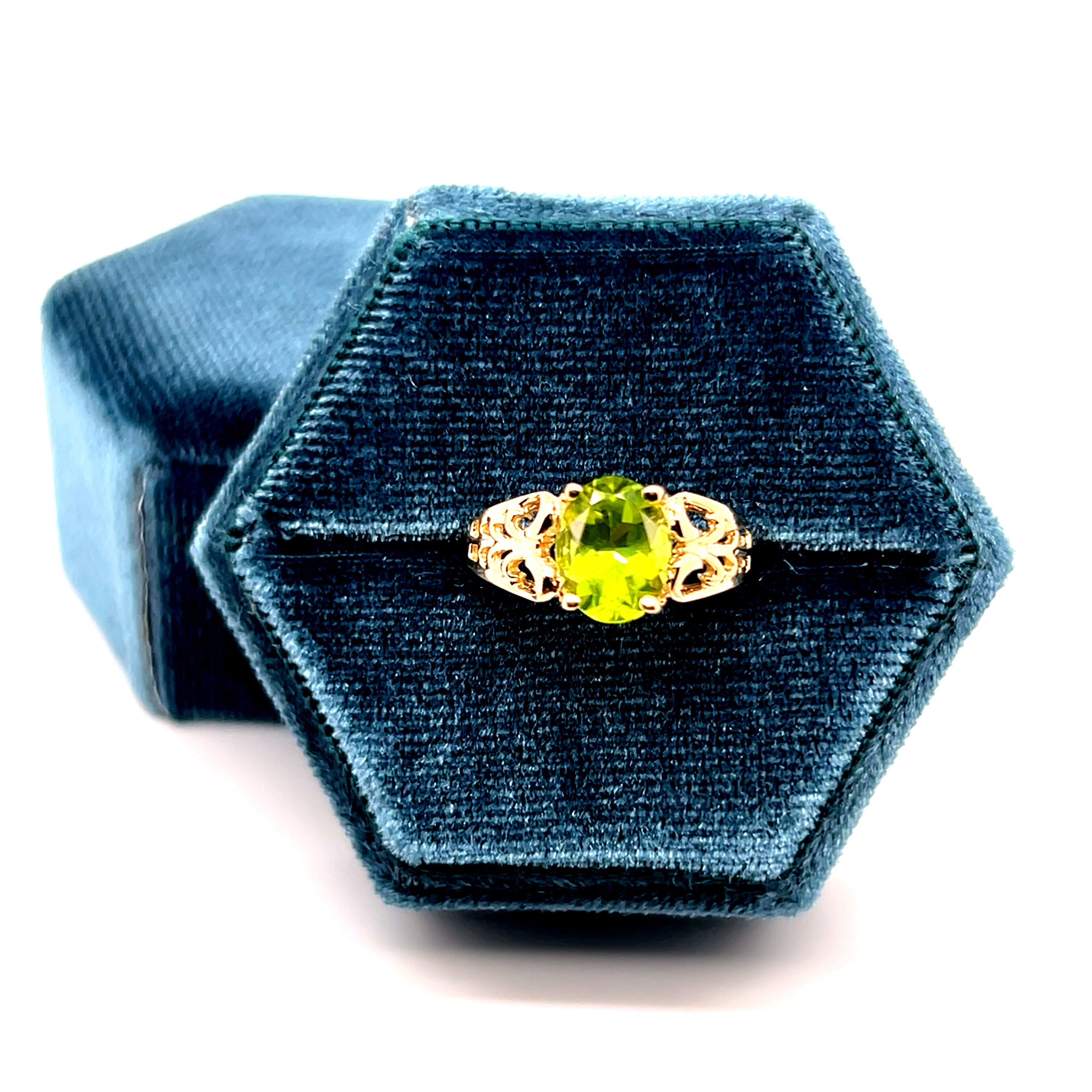 "Apple" 10K Yellow Gold 9x7 Oval Peridot Ring Estate