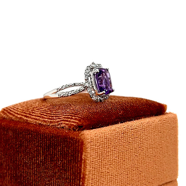 14K White Gold Oval Amethyst and 0.22 Carat Total Weight Diamond Ring